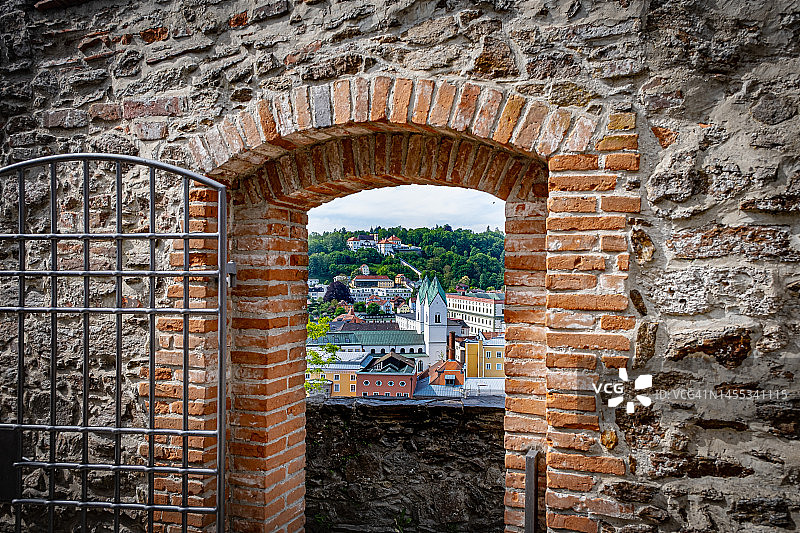 德国帕绍的砖砌门框景观，包括朝圣教堂和保利娜神父修道院图片素材