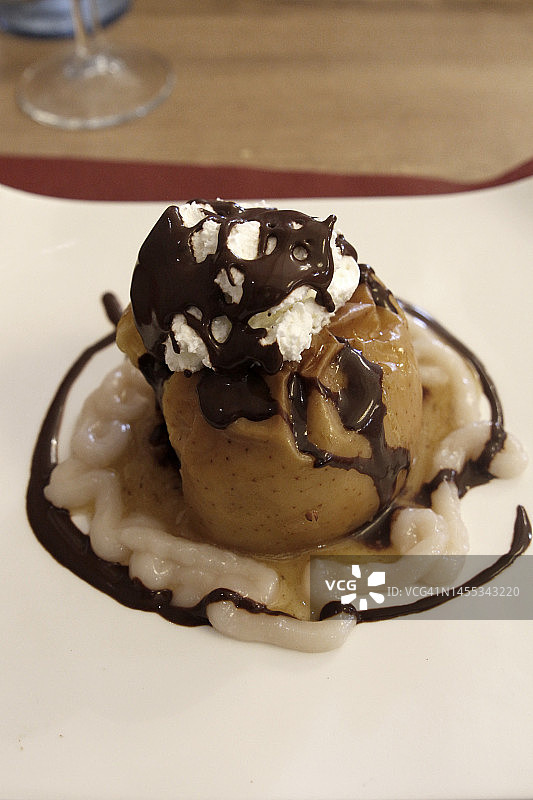 奶油巧克力烤苹果图片素材