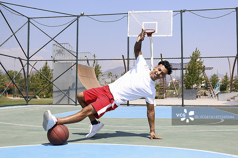 男人在运动场上练习篮球舞步图片素材