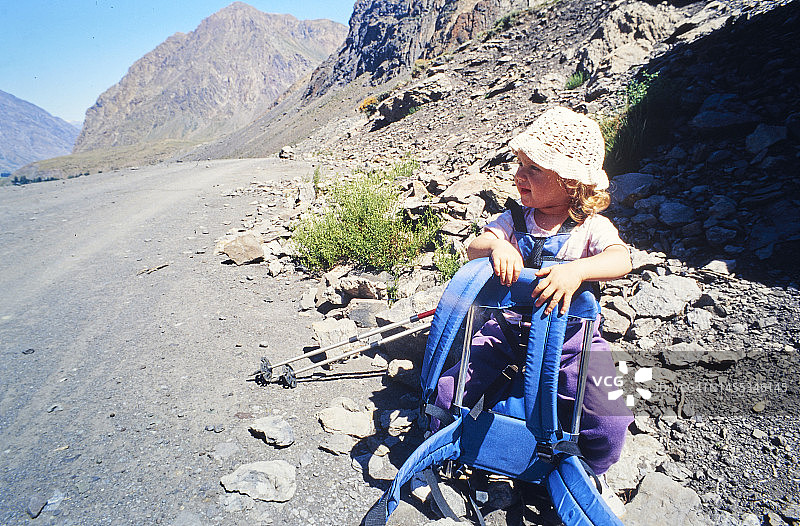 坐在婴儿背带上的女孩图片素材