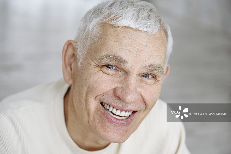 快乐的白发老年男人图片素材