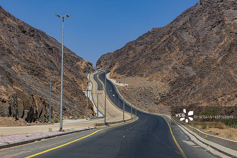 沙特阿拉伯纳季兰省纳季兰岩石山脉中的沥青路图片素材