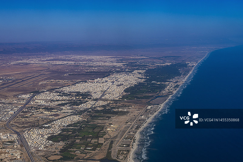 阿曼，佐法尔省，塞拉莱，波斯湾沙漠城市和海岸线的鸟瞰图图片素材