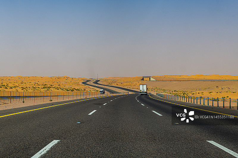 沙特阿拉伯多车道沙漠公路图片素材