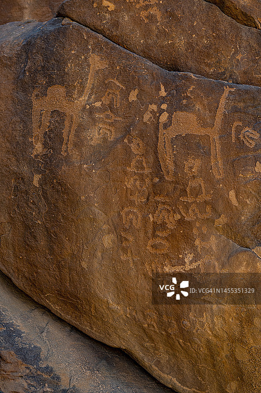沙特阿拉伯哈伊勒省朱巴：Jebel Umm Sanman的古代岩画图片素材