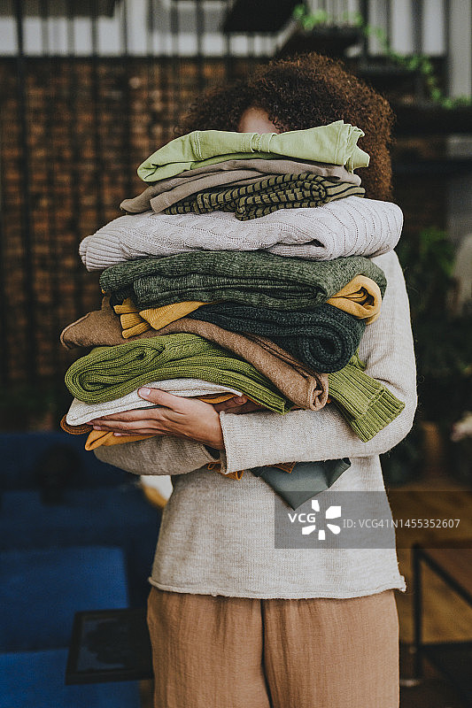 与服装站立的时装设计师图片素材