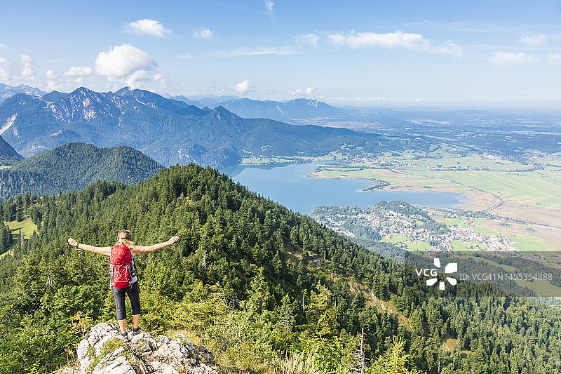 德国巴伐利亚科赫尔湖：女徒步者站在山顶，科赫尔湖为背景图片素材