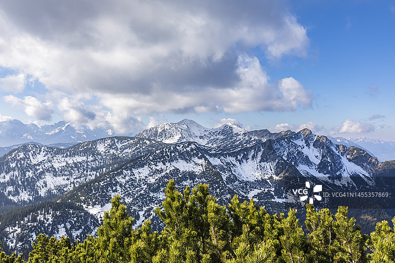 德国巴伐利亚州，漂浮在埃斯特山脉山峰上的云朵图片素材