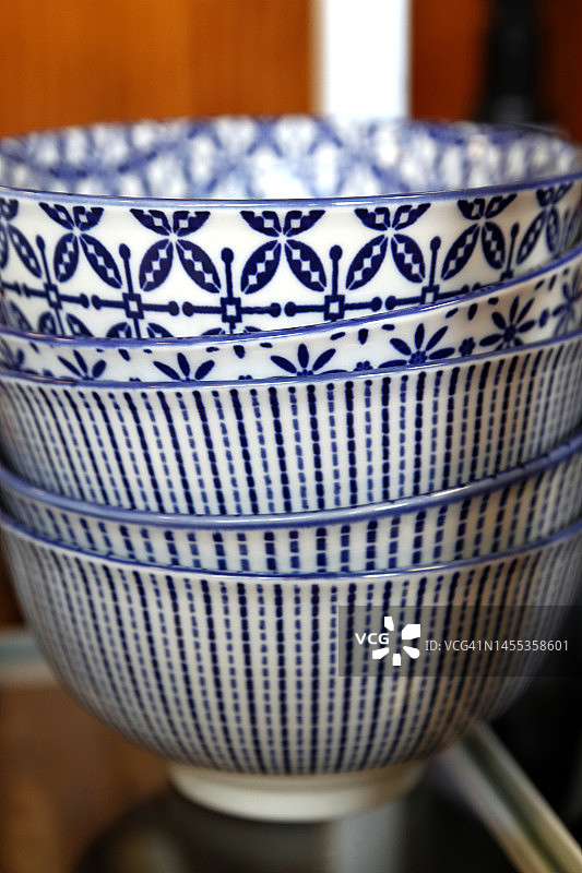 架子上的瓷碗堆图片素材