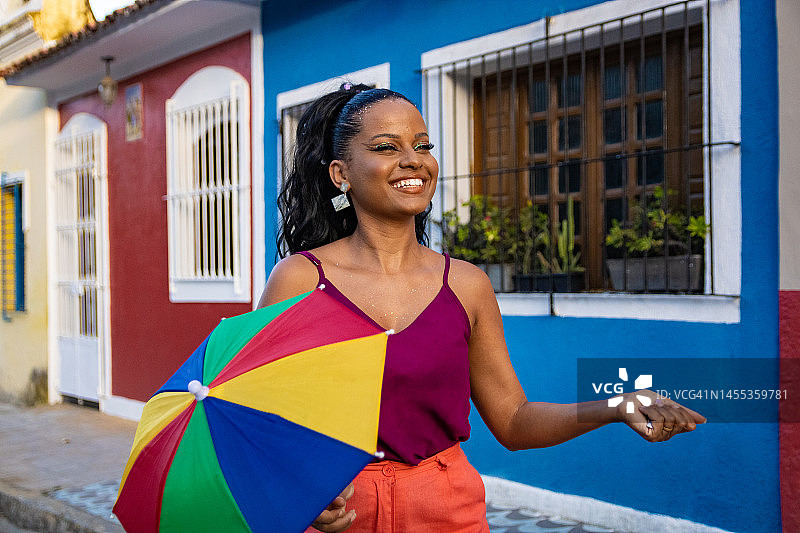 在巴西奥林达街头派对上尽情娱乐的游客图片素材