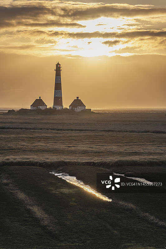 德国石勒苏益格-荷尔斯泰因州圣彼得-奥尔丁韦斯特海弗桑日落灯塔图片素材