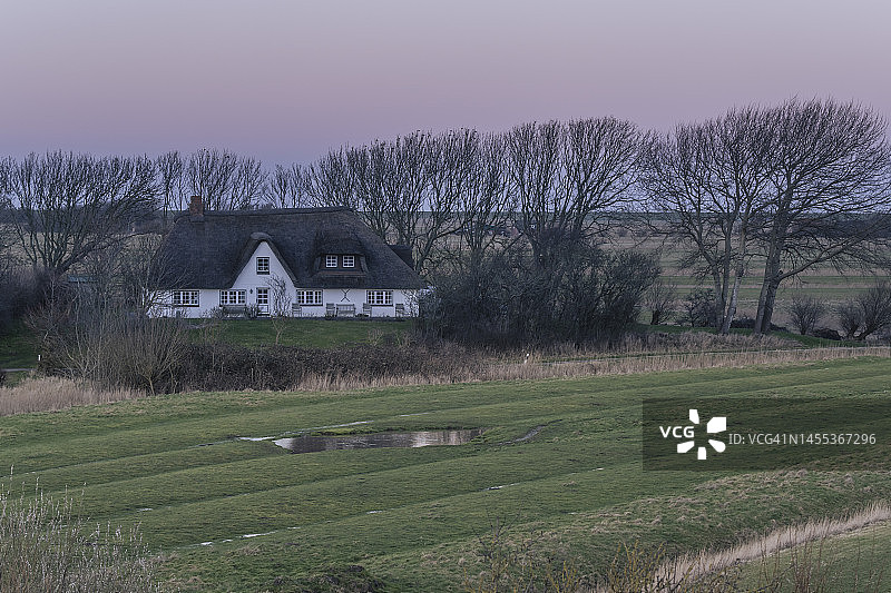 德国石勒苏益格-荷尔斯泰因州秋季黄昏乡村房屋风景图片素材