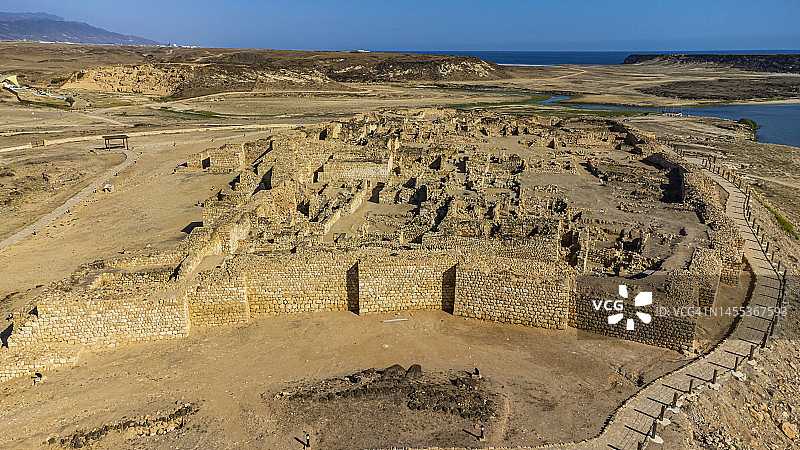 阿曼佐法尔塔卡：Sumhuram古遗址的空中全景图片素材