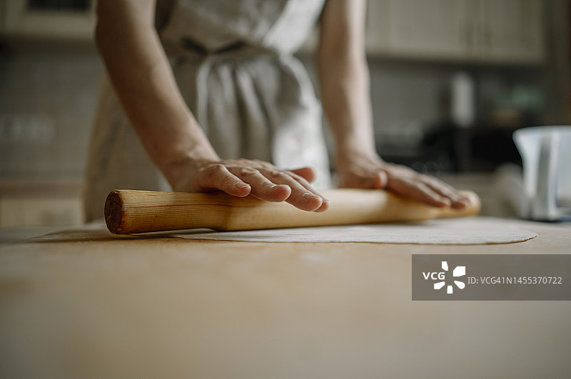 女性在家中厨房擀饺子皮图片素材