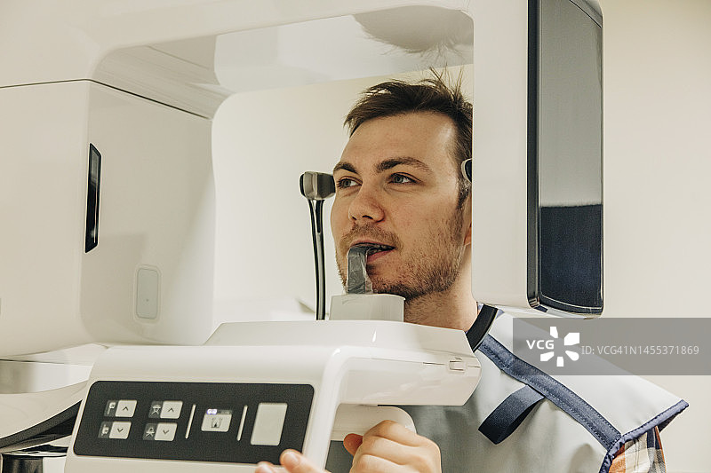 病人在诊所进行牙科影像检查图片素材