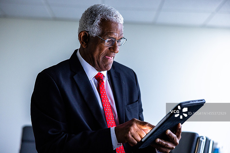 年长的黑人行政人员使用平板电脑图片素材