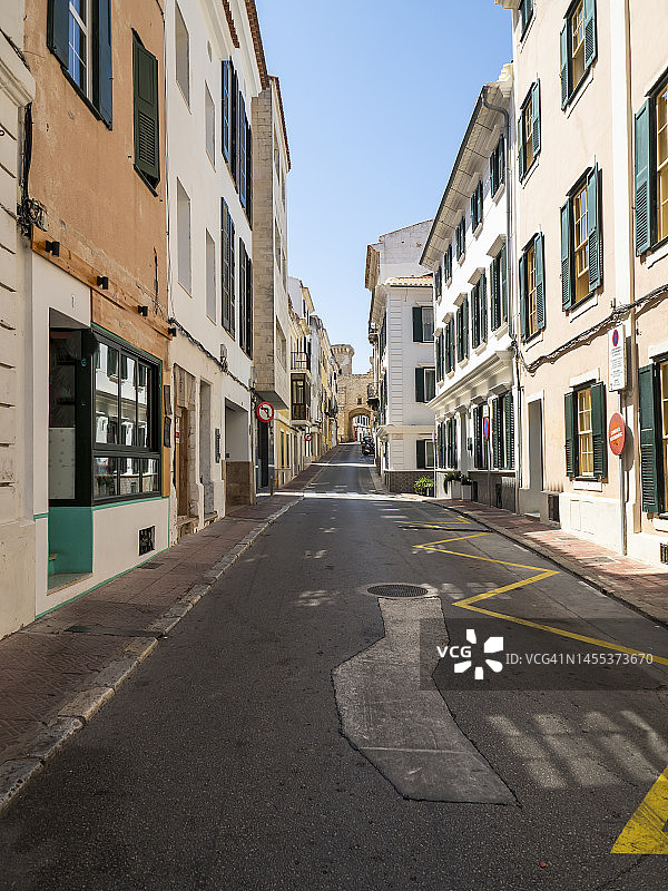 西班牙巴利阿里群岛马翁夏季空旷的老城区街道图片素材