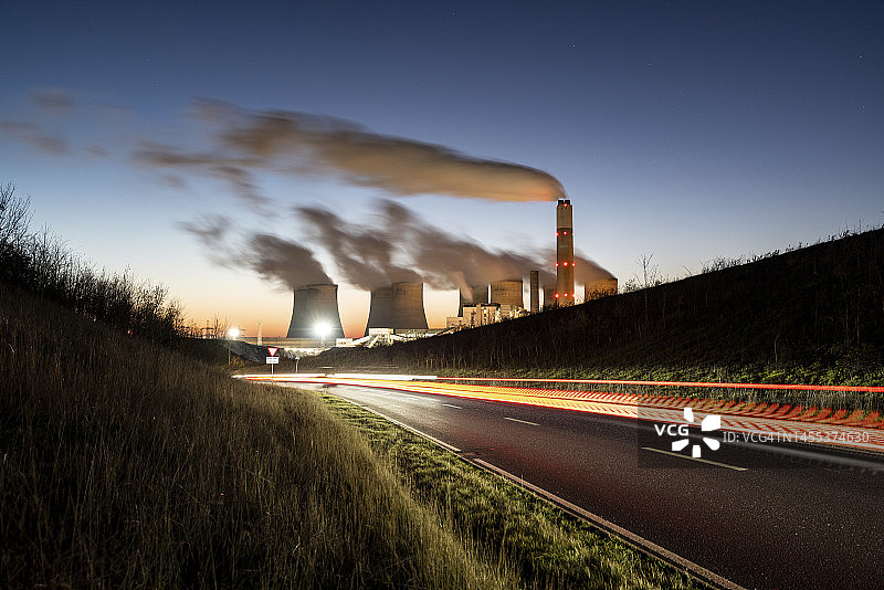 英国诺丁汉的夜幕车流与燃煤电站图片素材