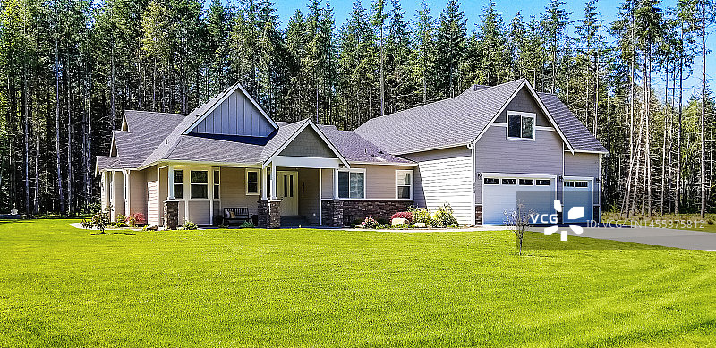 树木环绕的豪华单层住宅外观图片素材