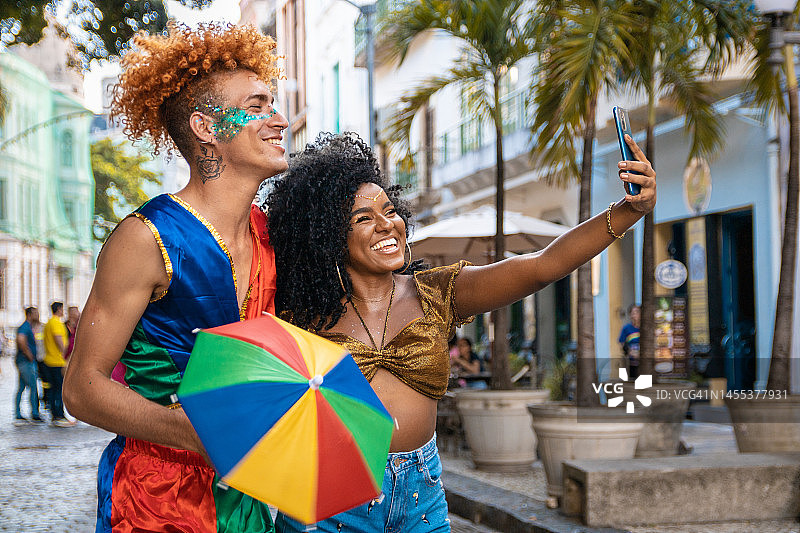 人们在街头嘉年华上拍摄图片素材