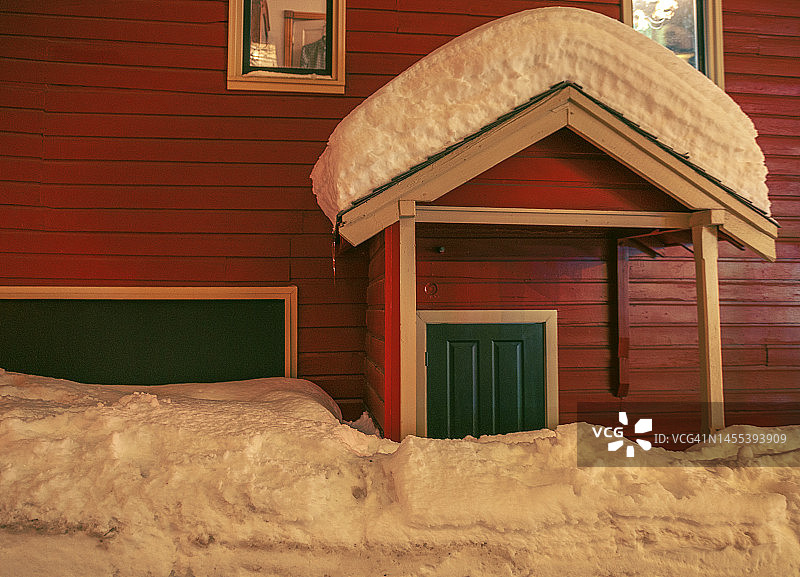 大雪覆盖的门廊图片素材