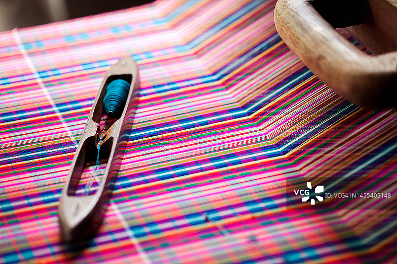 织布机上的彩色丝线图片素材