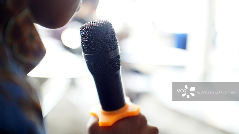 男性手持麦克风特写图片素材