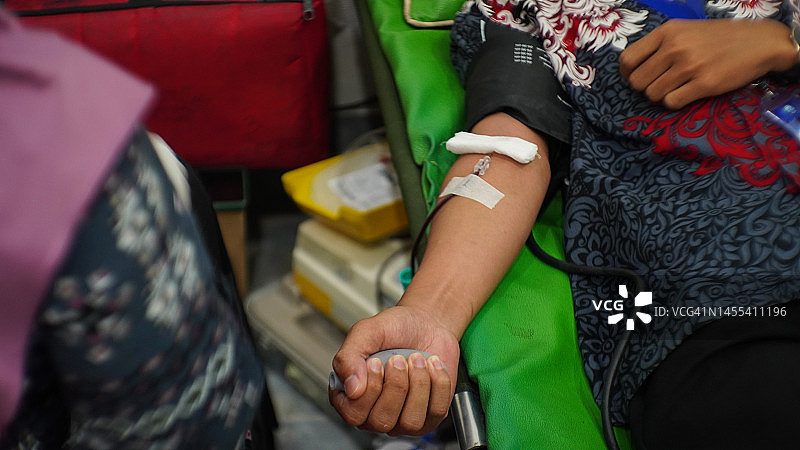 献血时挤压压力球图片素材