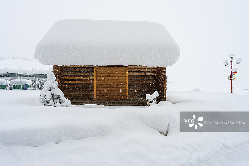 被厚厚的雪覆盖的小屋图片素材