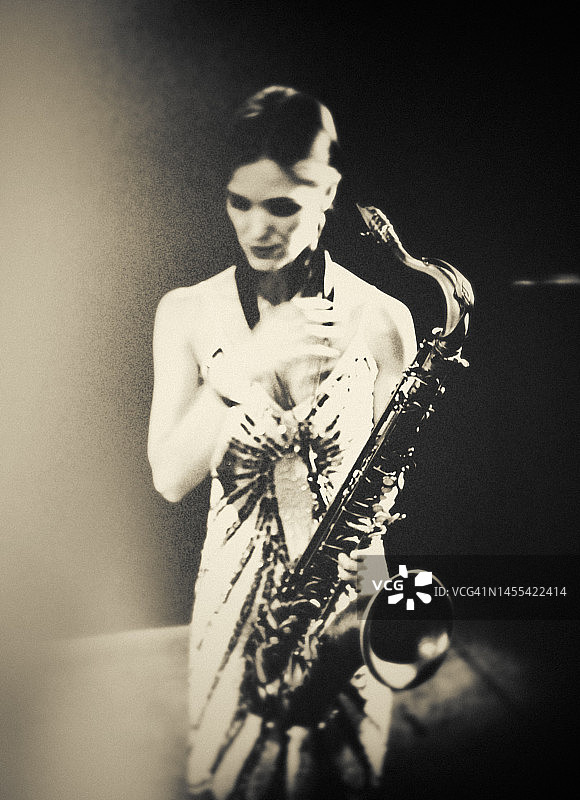 女萨克斯演奏家图片素材