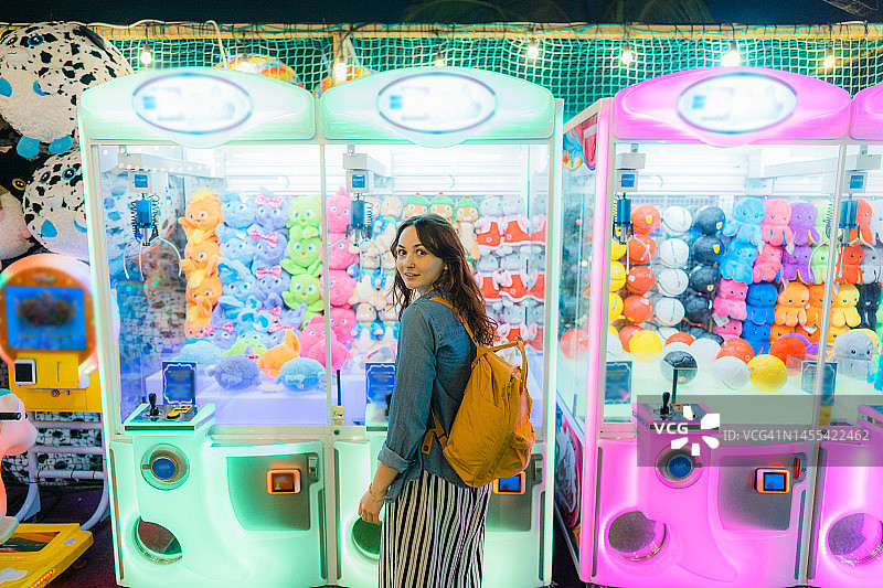 玩抓娃娃机的女人图片素材