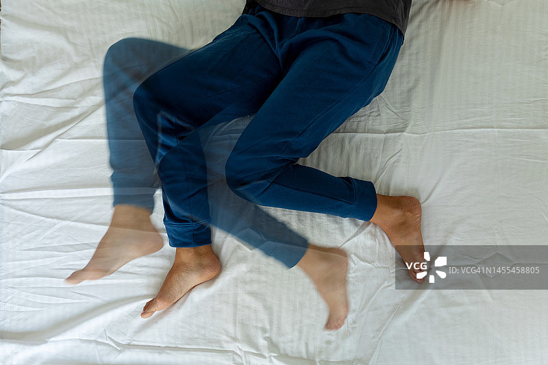 在床上的年轻女子图片素材