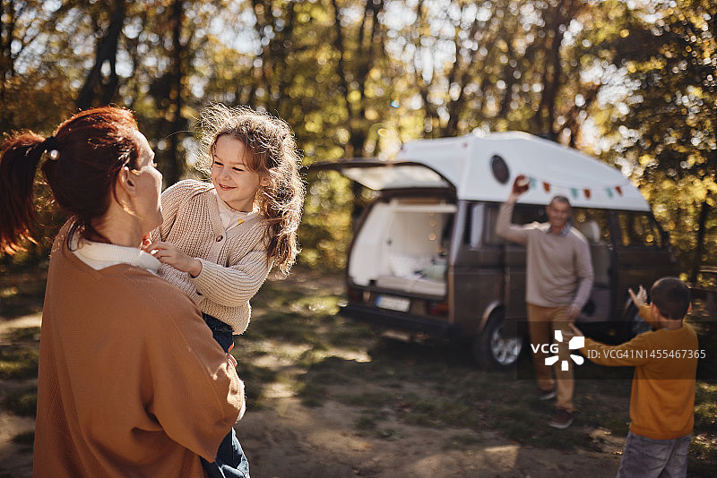 快乐的母女在拖车公园野餐图片素材