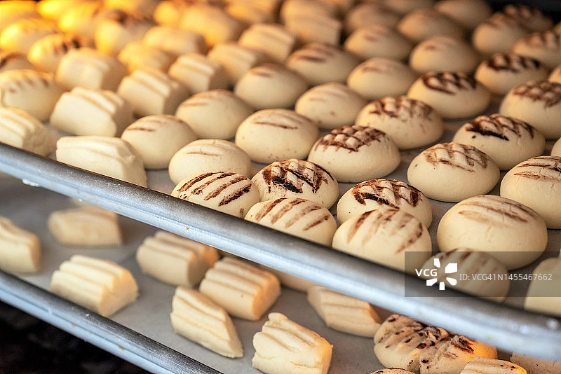 烤盘上排列的甜饼干面团图片素材