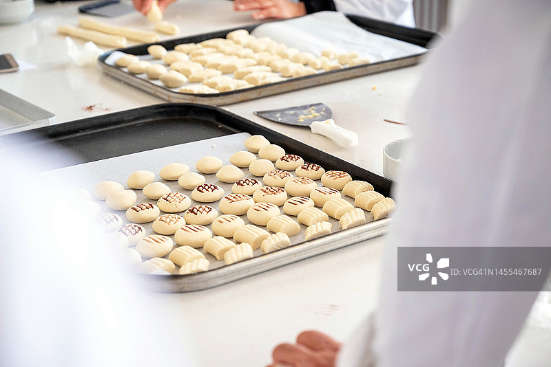 烤盘上排列的饼干面团图片素材