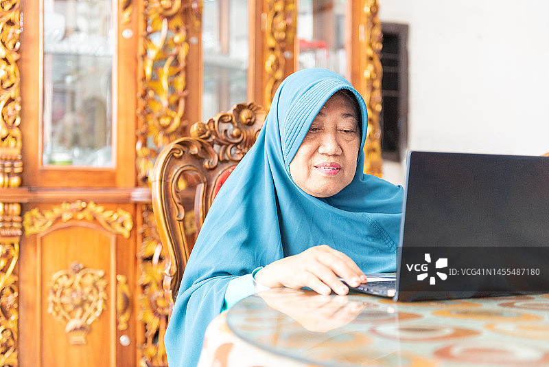 老年妇女学习在线课程图片素材