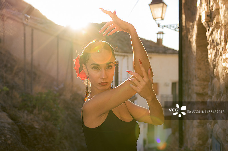 日落时跳弗拉门戈舞的女人图片素材