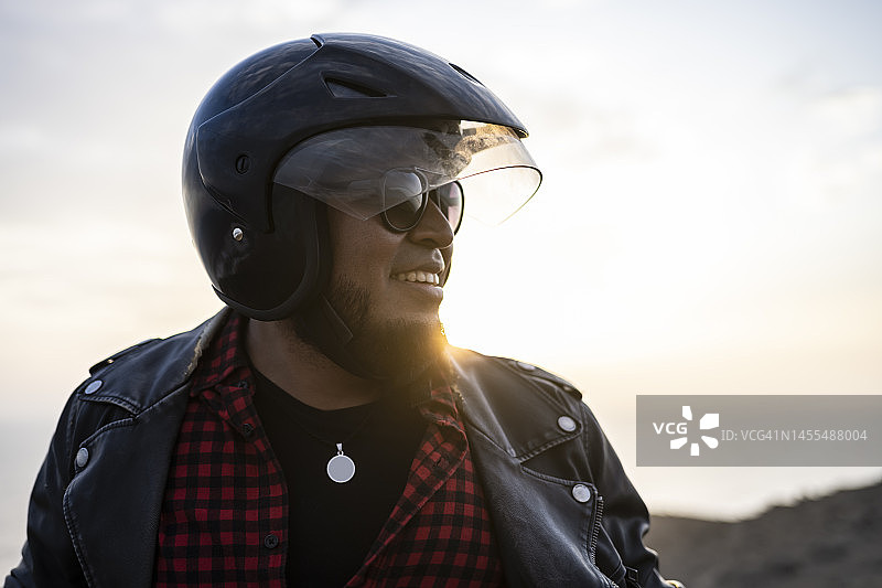 在日落时微笑的胡须骑自行车的人图片素材