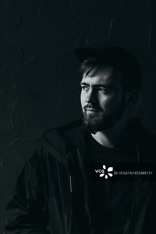 年轻男人看向远方，黑白照片图片素材