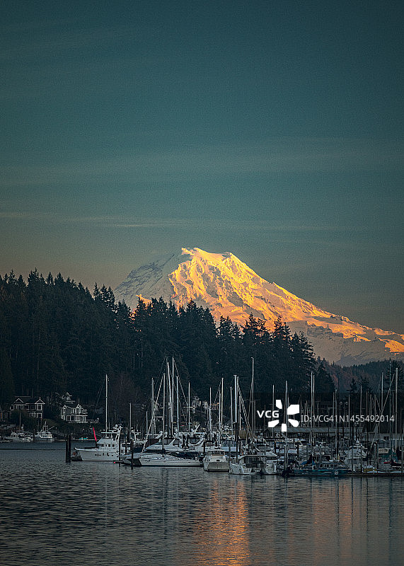 华盛顿州吉格港码头与雷尼尔山图片素材