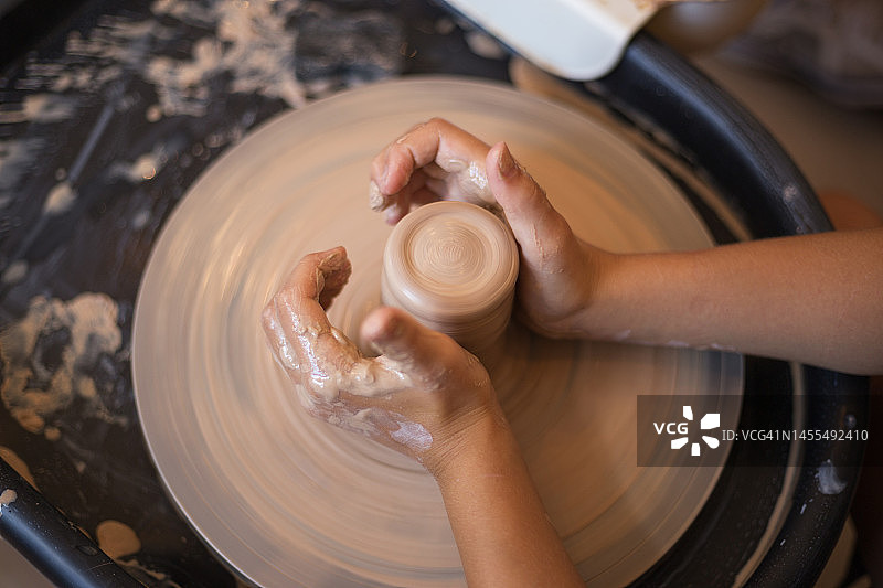 小女孩制作陶艺杯子图片素材