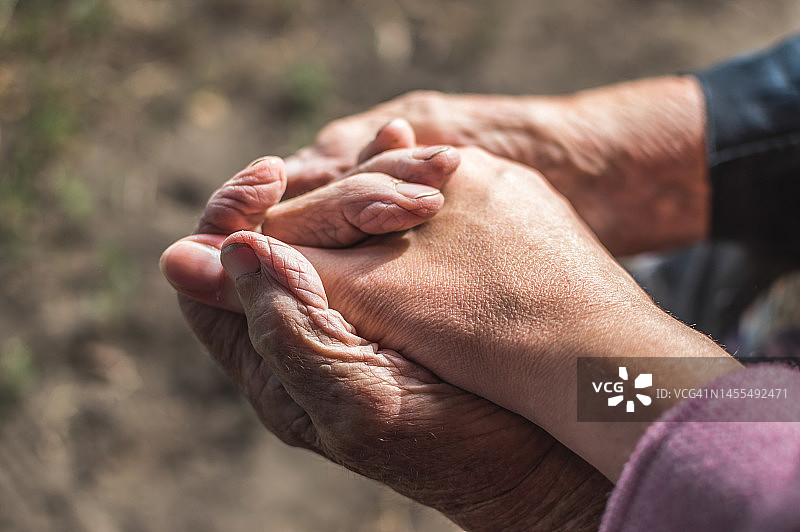 年迈的奶奶和孙女的手，温柔呵护图片素材