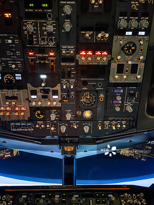 商用飞机驾驶舱顶部面板图片素材