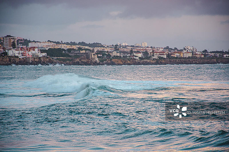卡斯卡伊斯海岸边的海浪图片素材