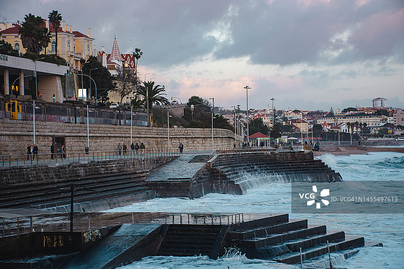 卡斯卡伊斯海岸边的海浪图片素材