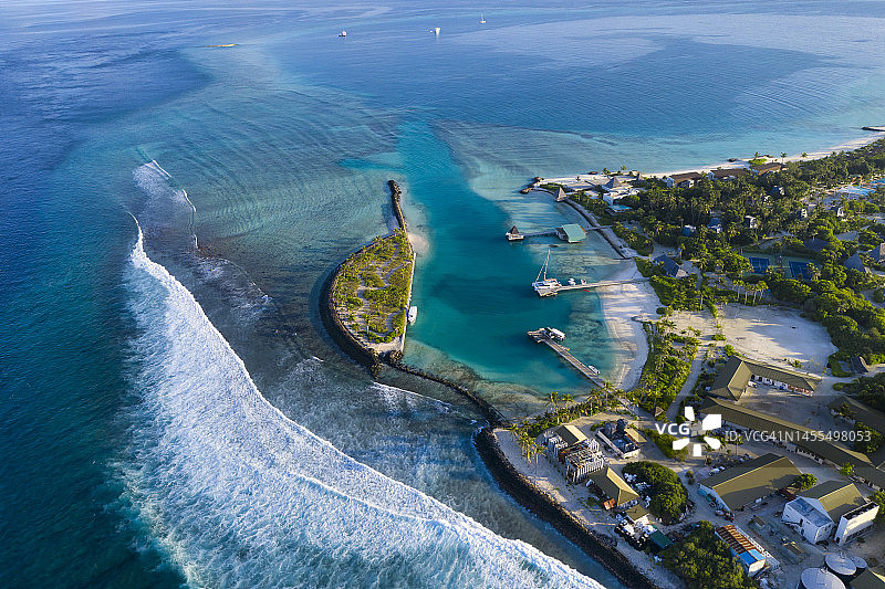 热带岛屿海岸线的航拍景色图片素材