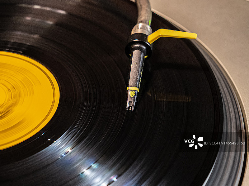 唱片在转盘上旋转图片素材