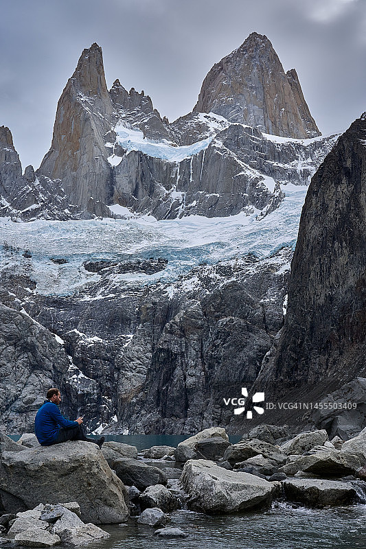 年轻男人休息，欣赏菲茨罗伊峰的景色图片素材