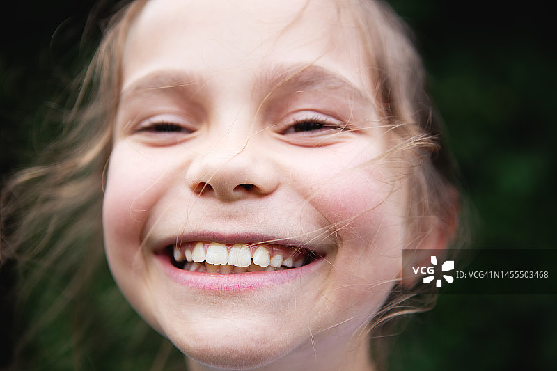 快乐的可爱女孩图片素材