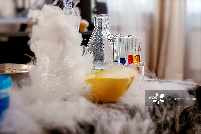 液氮、浓浓的白色烟雾和试管万圣节派对图片素材
